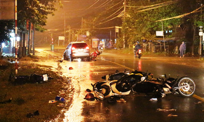 Ô tô “điên” tông 6 xe máy, 9 người nằm bất động trên đường - 1
