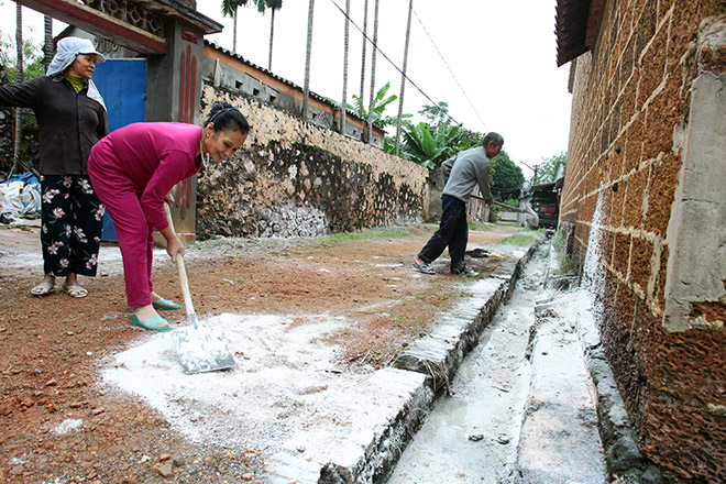 Gần 1 tuần sau vỡ đê ở Chương Mỹ: Có nơi vẫn ngập sâu 2m - 14