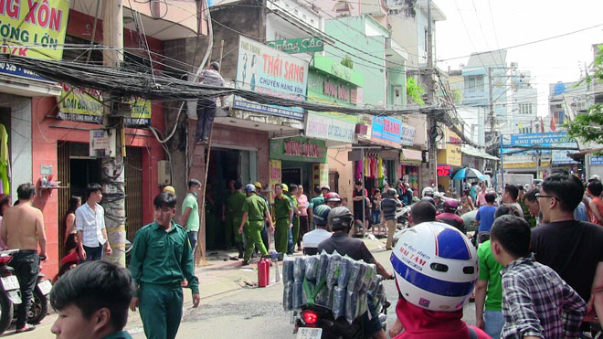 Sau màn "đấu khẩu", vợ chồng chủ cửa hàng quần áo trọng thương - 3