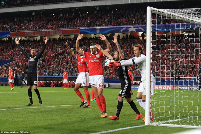 Thủ môn Benfica 18 tuổi “biếu” MU 3 điểm: Mourinho tiết lộ mưu kế hiểm - 1
