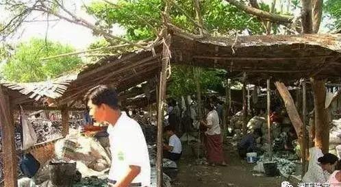 Choáng: Ngọc phỉ thúy thô ở Myanmar bán đổ đống như rau ngoài chợ - 1