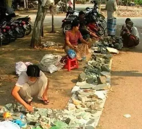 Choáng: Ngọc phỉ thúy thô ở Myanmar bán đổ đống như rau ngoài chợ - 4