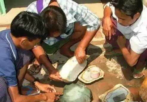 Choáng: Ngọc phỉ thúy thô ở Myanmar bán đổ đống như rau ngoài chợ - 7