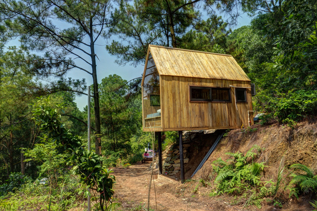 Căn nhà nhỏ này nằm giữa đồi thông xanh rì ở Sóc Sơn, cách trung tâm Hà Nội chỉ khoảng 45km.
