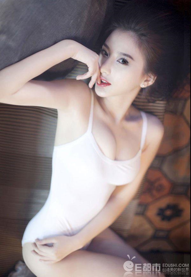Hùng Nãi Cẩn được biết đến là một trong những diễn viên nữ nóng bỏng nhất giải trí Trung Quốc.
