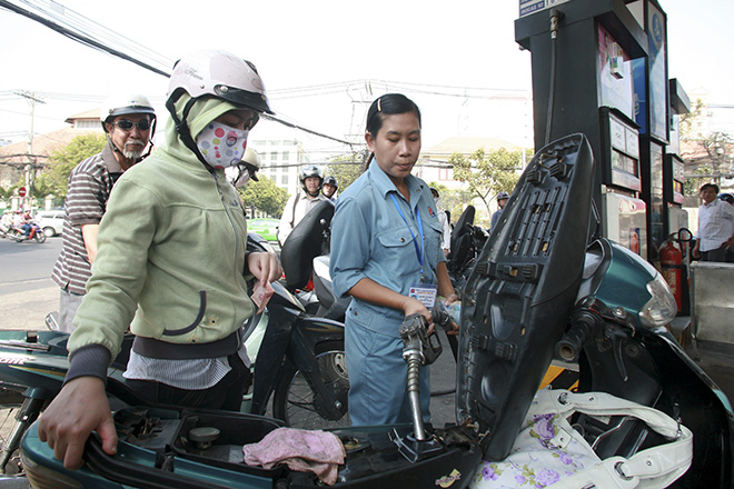Xăng dầu đồng loạt hạ giá trong ngày Phụ nữ Việt Nam - 1