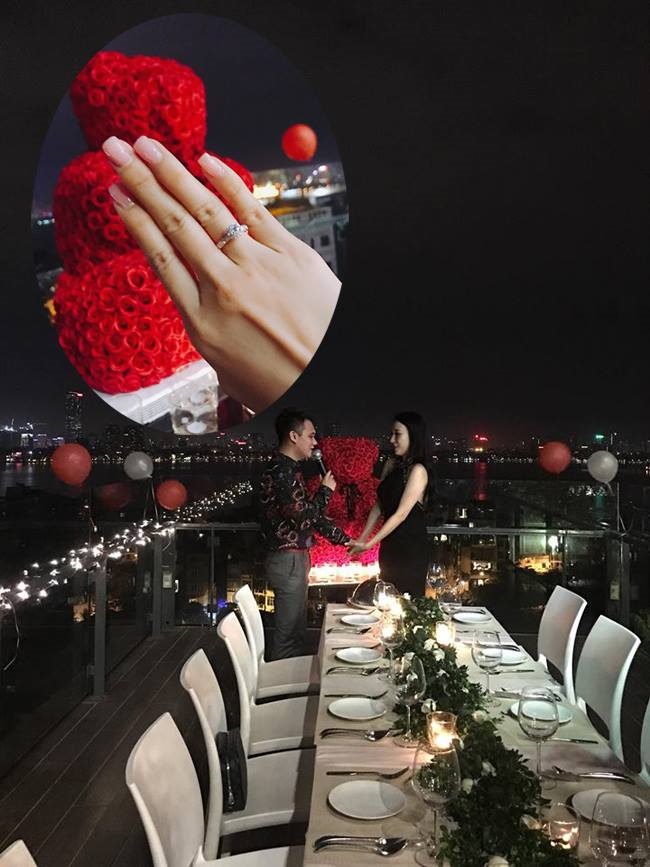 Màn cầu hôn ngọt ngào của nam ca sỹ với món quà là nhẫn kim cương tặng bạn gái nhân dịp ngày Phụ nữ Việt Nam 20/10 khiến nhiều người ghen tị. 