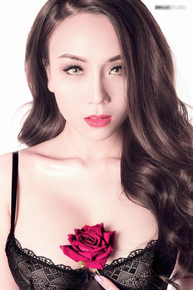 Bạn gái của Khắc Việt được anh công khai từ cách đây vài tháng. Cô tên Thanh Thảo (Thảo Bebe), sinh năm 1992, hiện là một DJ nữ nổi tiếng quyến rũ và đánh nhạc hay bậc nhất Hà thành. Bên cạnh đó, cô cũng kinh doanh trong lĩnh vực thời trang.