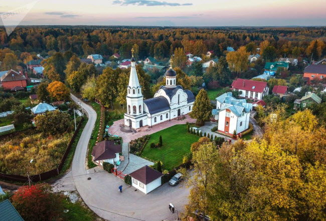 Khung cảnh mùa thu đẹp mê hồn tại thị trấn Troitsk ở vùng Moscow, Nga.
