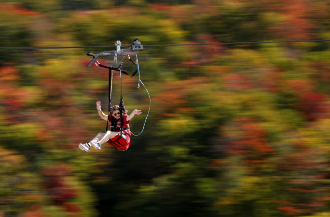Người phụ nữ thử trò chơi cảm giác mạnh trên núi Wildcat ở Pinkham Notch, bang New Hampshire, Mỹ.