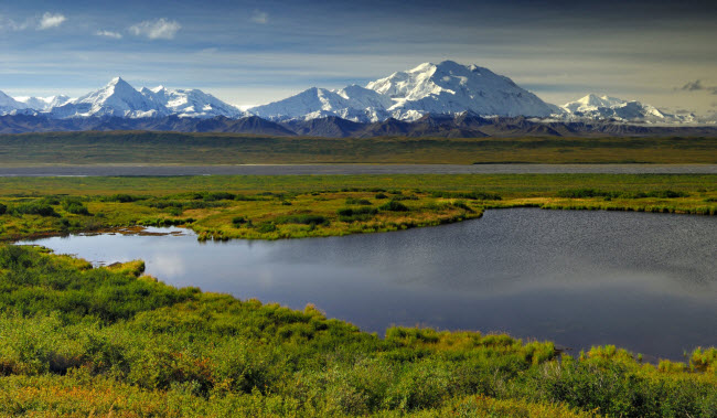 Bang Alaska có 16 trong số các đỉnh núi cao nhất nước Mỹ, bao gồm đỉnh núi cao nhất McKinley (ảnh) với chiều cao 6.194 m.