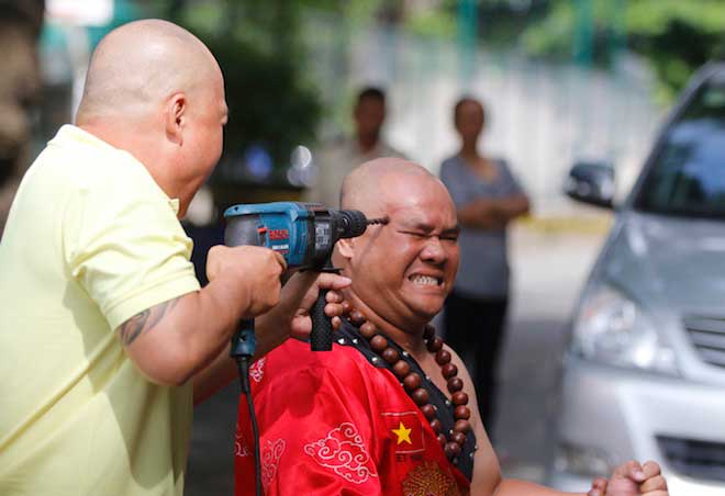 Nóng 24h qua: Cô gái trẻ dùng băng vệ sinh dán kín ô tô án ngữ trước cửa hàng - 2