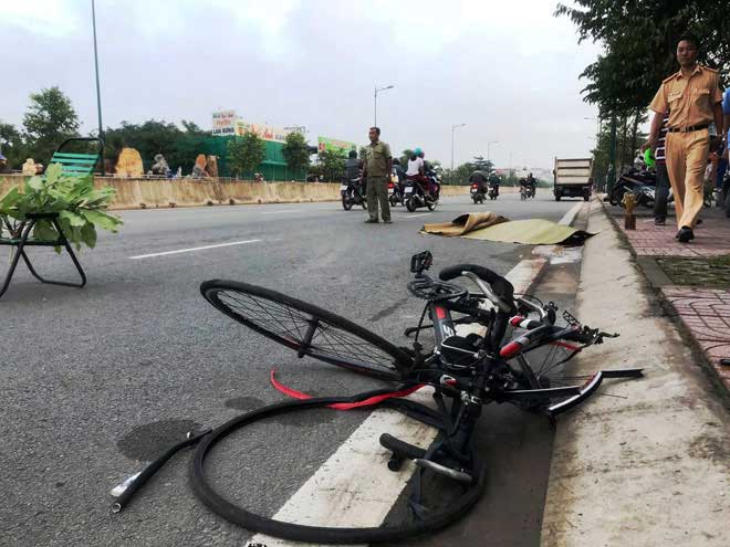 Nóng 24h qua: Cô gái trẻ dùng băng vệ sinh dán kín ô tô án ngữ trước cửa hàng - 4