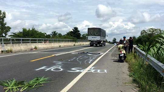 Nóng 24h qua: Cô gái trẻ dùng băng vệ sinh dán kín ô tô án ngữ trước cửa hàng - 5