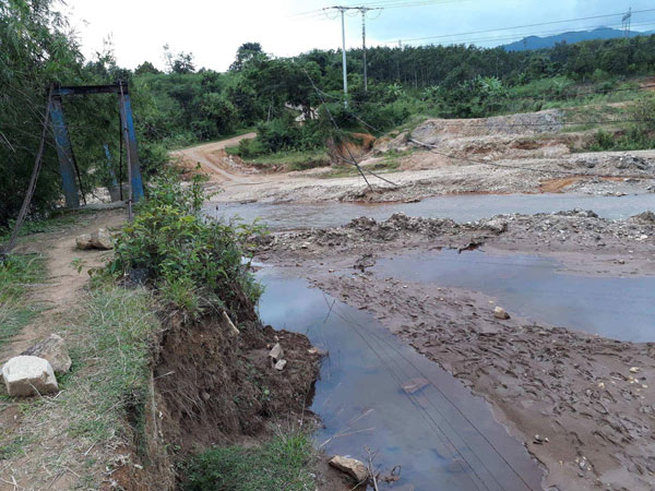 Sống khổ sau “cơn lốc vàng” - 2