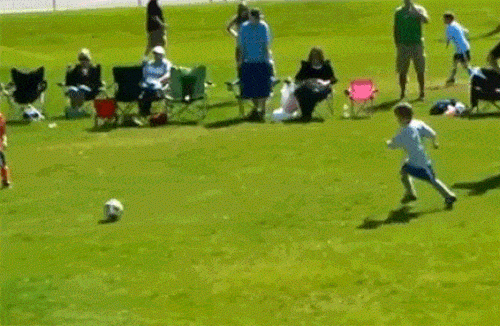 Bọn trẻ "sấp mặt" vì được chuyền bóng tận... mặt - 9