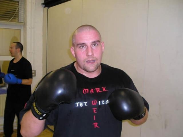 Choáng MMA: Trọng tài ra đòn cao thủ ngăn chặn võ sĩ ”điên”