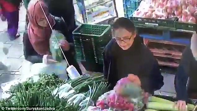 Video thủ đoạn nữ trộm móc túi 60 triệu đồng giữa chợ ở Anh - 1