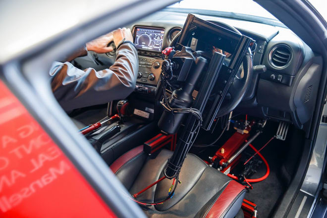 Nissan GT-R điều khiển được bằng tay cầm chơi game - 3