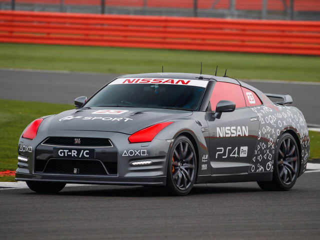 Nissan GT-R điều khiển được bằng tay cầm chơi game - 4