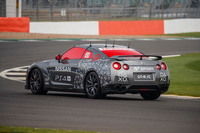 Nissan GT-R điều khiển được bằng tay cầm chơi game - 5