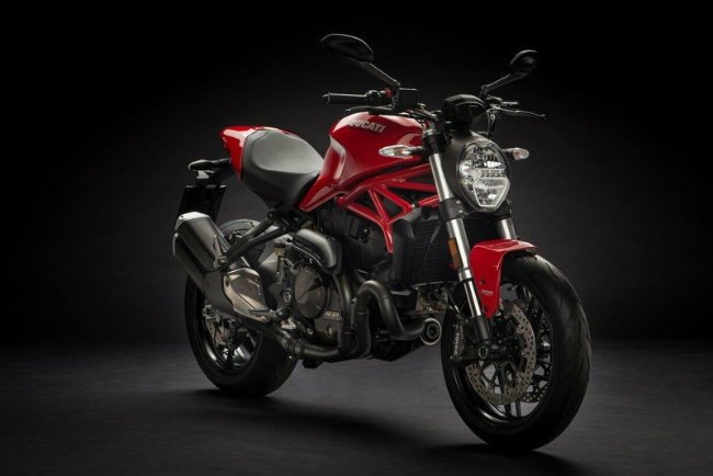 2018 Ducati Monster thực tế đã làm sống lại huyền thoại Ducati Monster 900, một trong những mẫu xe kích hoạt cú đánh đầu tiên của nhà sản xuất xe xứ sở rượu vang đỏ vào phân khúc xe chồm lỡ. Ảnh 2018 Monster 821 màu đỏ.