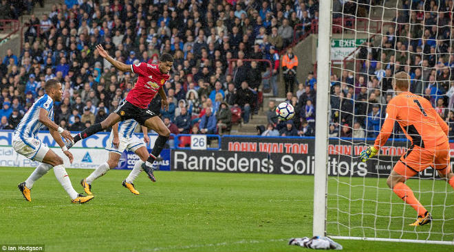 Huddersfield - MU: Bước ngoặt 2 sai lầm, &#34;thần Tài&#34; không cứu kịp - 2