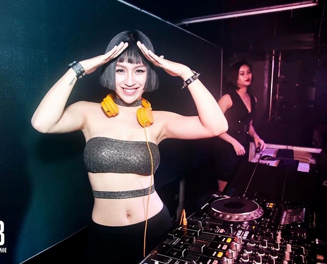 DJ Tít (tên thật là Thủy Tiên) là một trong những DJ “đắt show” ở Hà thành. Không những vậy cô còn nổi tiếng bởi vẻ ngoài vô cùng nóng bỏng.