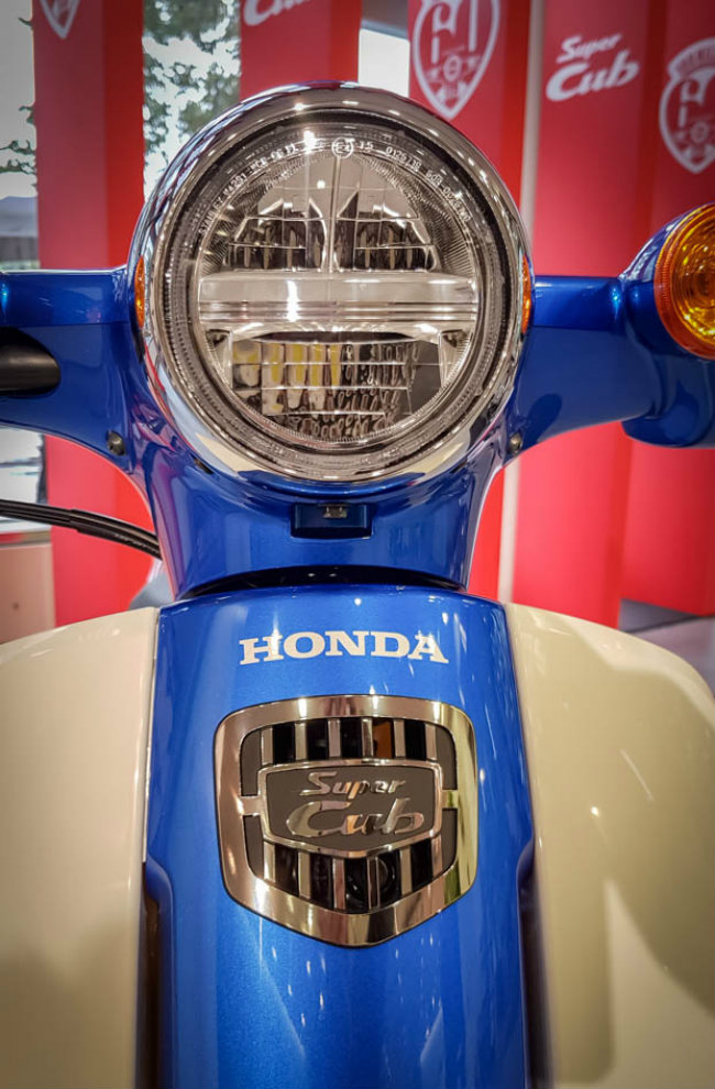 Hệ thống động cơ xe còn có bộ lọc dầu mới và khả năng thay dầu dễ dàng hơn khi có thể kiểm tra được mức độ dầu xe cùng nhiều cải tiến khác. Thay dầu đúng sẽ giúp xe tăng khả năng tiết kiệm nhiên liệu và chạy dẻo dai, đỡ nóng hơn. Cận cảnh mặt trước của 2018 Honda Super Cub 110.