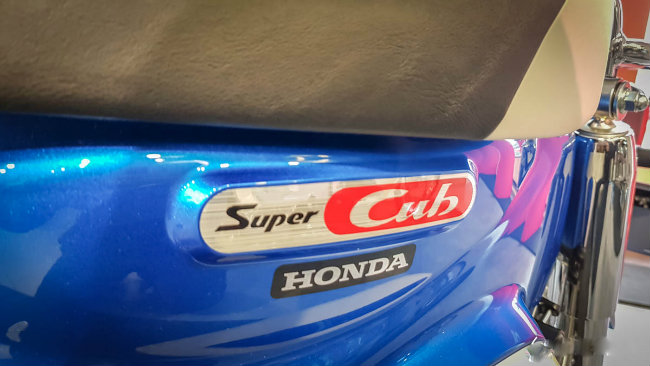 Lô-gô của Honda cùng dòng chữ Super Cub huyền thoại.