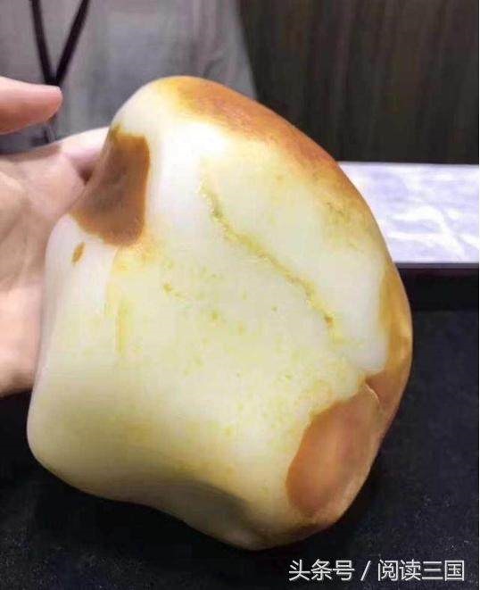 Viên ngọc gây tranh cãi vì xấu xí nhưng lại có giá 33 tỷ đồng - 3