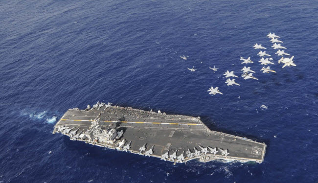 Đội tàu sân bay USS Nimitz trình diễn trên không và trên biển.