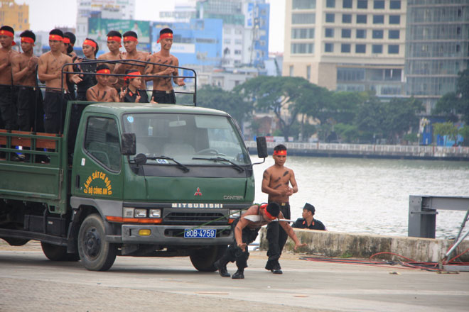 Xem đặc nhiệm nằm bàn đinh, nhảy lên mảnh sành... bảo vệ APEC - 12