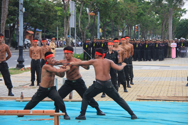 Xem đặc nhiệm nằm bàn đinh, nhảy lên mảnh sành... bảo vệ APEC - 9