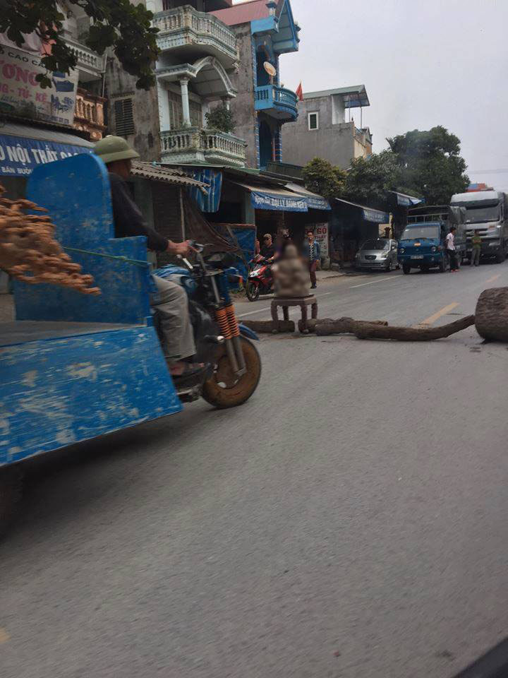 Dân mang gỗ ra chặn đường, phản đối ô tô gây “bão bụi” - 1