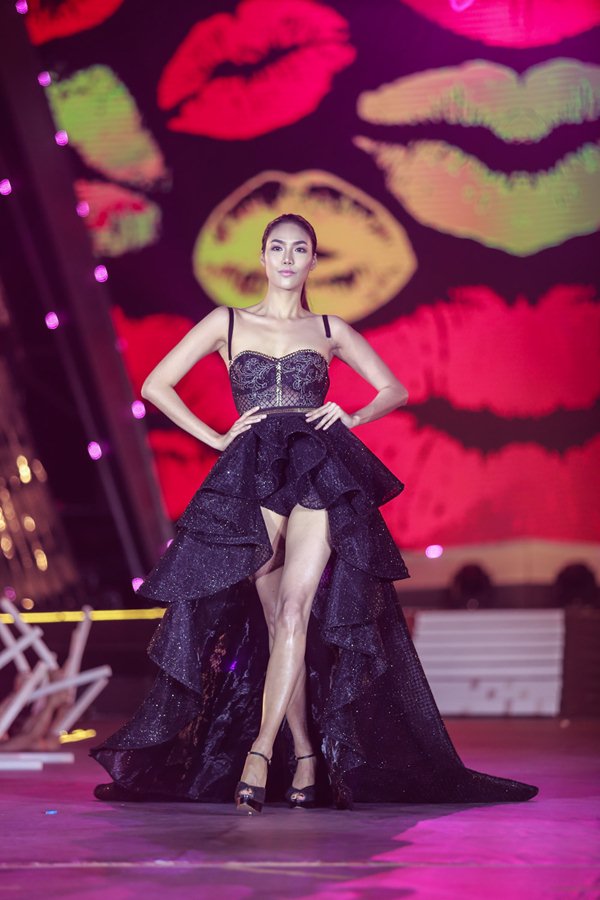Thót tim vì sự cố đứt dây váy của mẫu Việt khi catwalk - 1