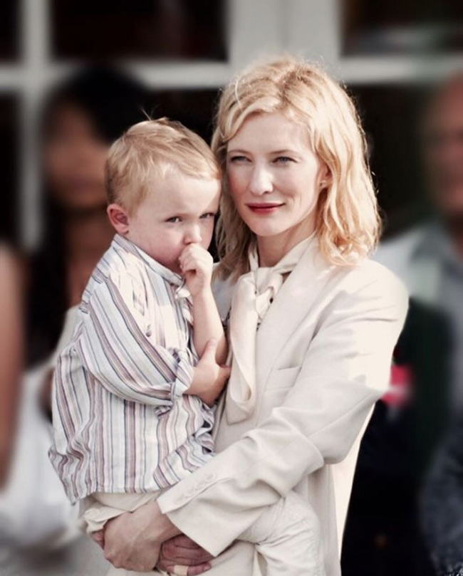 3. Cate Blanchett. Chủ nhân của 2 giải Oscars đồng thời là mẹ của 4 đứa trẻ thừa nhận mình là 1 phụ huynh nghiêm khắc. Cô tin rằng, 1 người mẹ nghiêm khắc sẽ tốt hơn việc trở thành bạn với chúng. Blanchett và chồng của cô, Andrew Upton, nghĩ rằng nếu cha mẹ khiến trẻ quá thoải mái đến mức trở nên ngang hàng với mình là điều rất nguy hiểm.