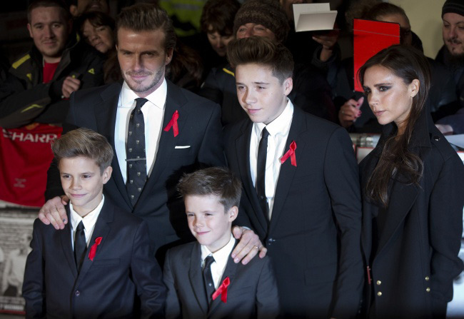 4. Victoria và David Beckham. Cặp vợ chồng nổi tiếng số 1 thế giới được cho là hình mẫu lý tưởng của giáo dục gia đình Anh quốc. Những đứa trẻ nhà Beckham luôn có thái độ hành xử rất tuyệt vời, đặc biệt là việc sử dụng kính ngữ giống như 1 bản năng của chúng.