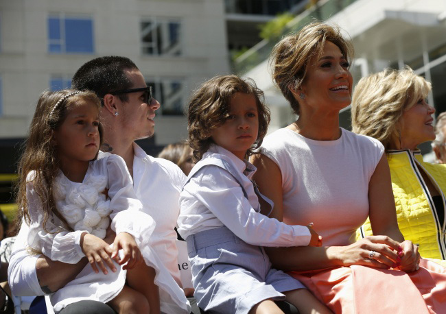 8. Jennifer Lopez. 1 nguyên tắc bất di bất dịch trong gia đình của nữ ca sĩ nổi tiếng này là để được làm việc mình yêu thích, các con phải có thái độ ứng xử và học tập tốt trong suốt cả tuần.