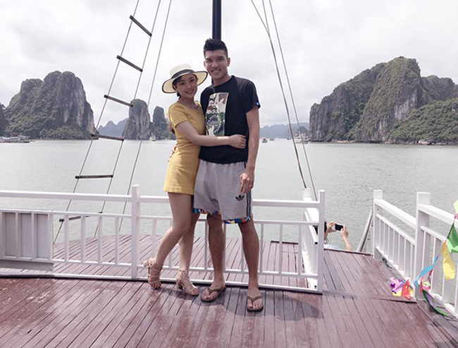 Trong đợt nghỉ mát của đội Hà Nội ở đảo Cô Tô năm ngoái, Duy Khánh dẫn bạn gái đi cùng để tận hưởng quãng thời gian vui chơi trước khi anh bước vào giải đấu.