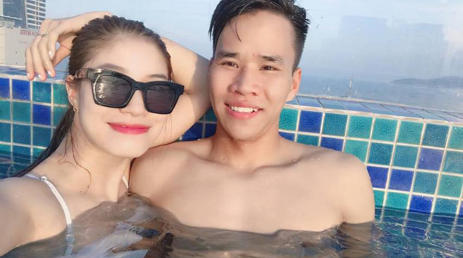 Nguyễn Văn Dũng và bạn gái cùng sinh năm 1994. Thời điểm mới quen nhau, chàng cầu thủ bị bạn gái vặn vẹo: "Bằng tuổi sao lại gọi người ta là em".