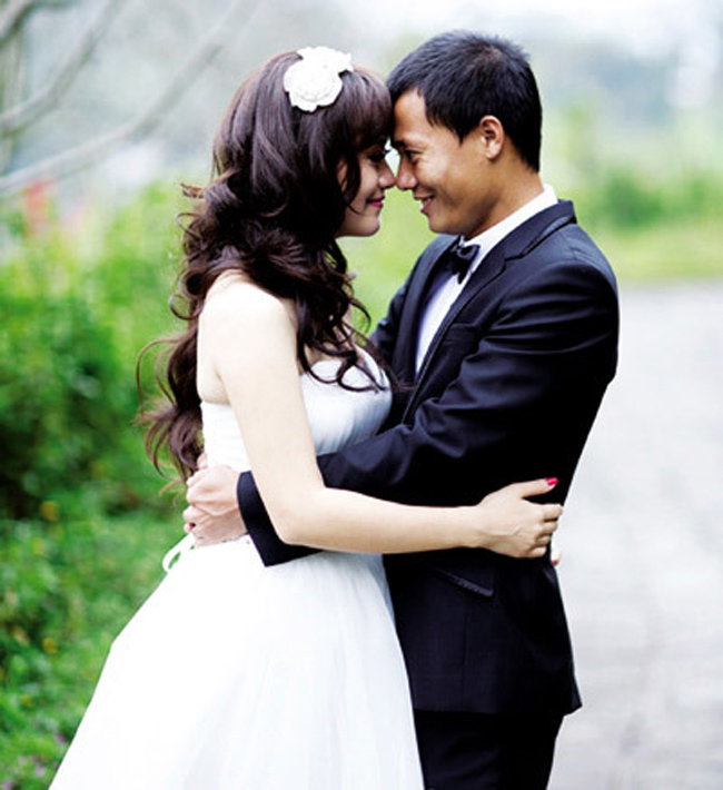 Văn Quyết kết hôn với bạn gái xinh đẹp, là con gái của chủ tịch của CLB Hà Nội - Nguyễn Giang Đông.