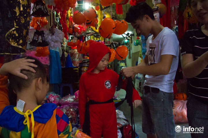 Sôi động thị trường đồ chơi trước ngày hội Halloween - 7