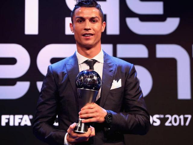 Ronaldo xuất sắc nhất năm 2017: Biết ơn Real, “đá xoáy” Messi