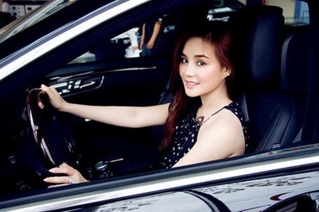 Năm 2012, Vy Oanh chi 7 tỷ đồng để sở hữu một chiếc xế hộp. Nhưng cho đến nay, cô mới tiết lộ rằng bản thân mua chiếc xe này với mức chiếc khấu cao.