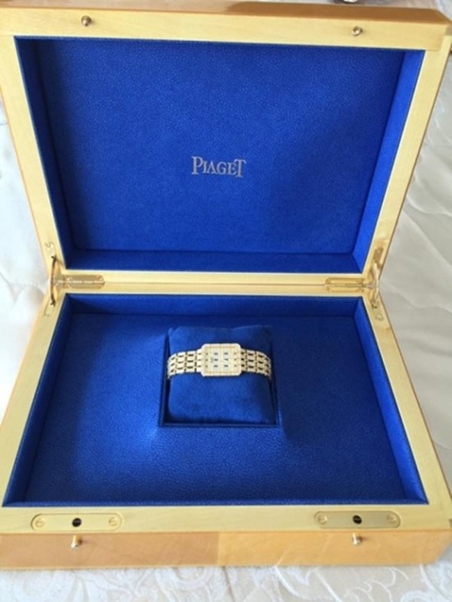 Chiếc đồng hồ Piaget mạ vàng đính kim cương này, Vy Oanh được ông xã mua tặng.