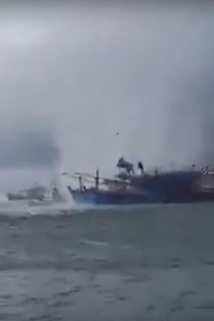 Clip: Siêu vòi rồng “tấn công”, nhấn chìm tàu cá ở Phú Quốc - 1