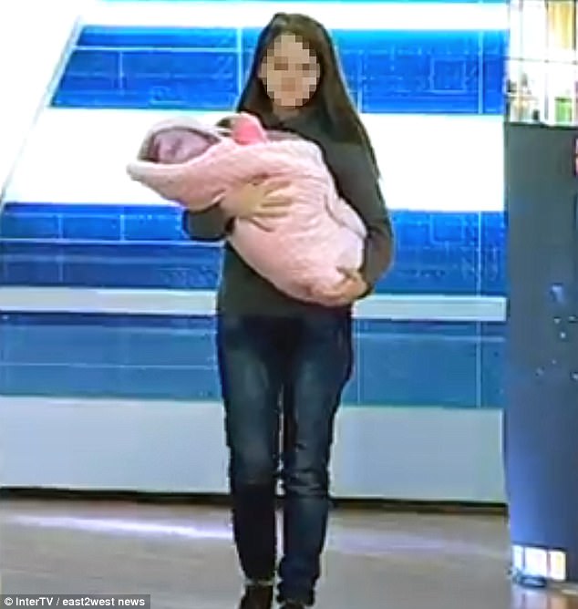 Ukraina: Bé gái 12 tuổi sinh con, bị ép lên TV tìm cha đứa bé - 1