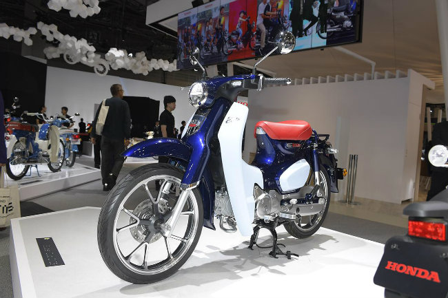 Xe trang bị động cơ OHC, đơn xy-lanh, 4 thì, làm mát bằng không khí và dung tích 125cc.