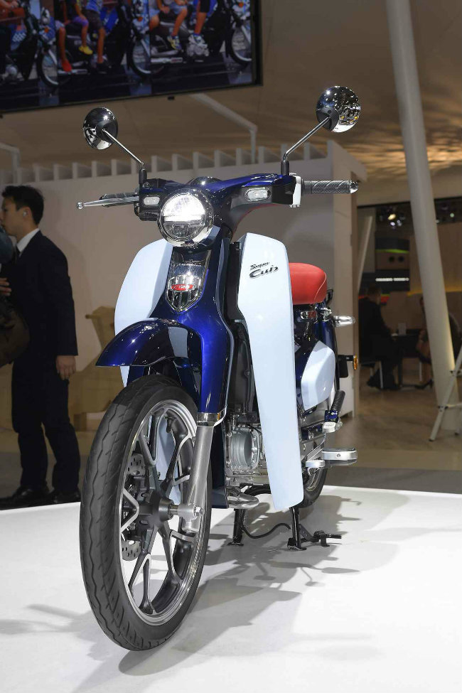 Honda Super Cub C125 nhìn từ phía trước.